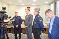 Komendant piotrkowskiej jednostki policji udziela wywiadu mediom