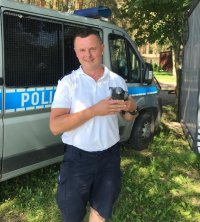 policjant z uratowanym gołębiem