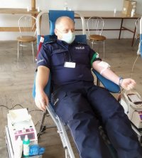 Policjant z Komisariatu Policji w Gorzkowicach oddaje honorowo krew