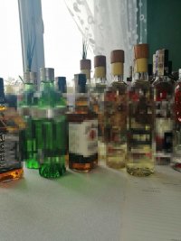 butelki z alkoholem znalezione podczas przeszukania