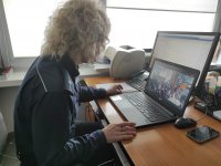 na zdjęciu mł. asp. Katarzyna Dębińska podczas spotkania online z uczniami klasy I szkoły podstawowej