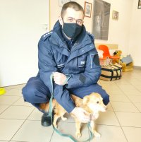 policjant wraz z psem, który przebywa w schronisku