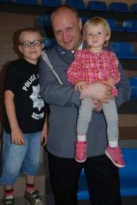 Patryk razem ze swoim tatą Mariuszem, policjantem piotrkowskiej jednostki oraz młodszą siostrą Agatką