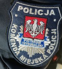 na zdjęciu mundur policyjny z naszywką Komendy miejskiej Policji w Piotrkowie Trybunalskim