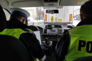 policjanci w radiowozie podczas kontroli drogowej