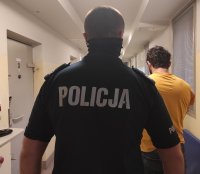 zatrzymany w pomieszczeniu z policjantem przy policyjnej celi