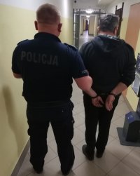 zatrzymany z policjantem w pomieszczeniu dla osób zatrzymanych