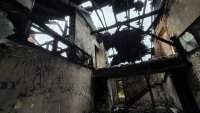 niezamieszkały budynek mieszkalny po spaleniu konstrukcji dachu