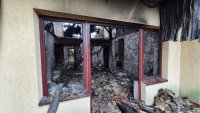 niezamieszkały budynek mieszkalny po spaleniu konstrukcji dachu