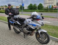umundurowany policjant stojący obok motocykla policyjnego