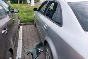 wybita szyba na zewnątrz pojazdu