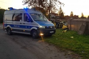 radiowóz policyjny będący na wypadku drogowym w Bogdanowie, w tle widać rozbite audi