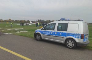 policyjny radiowóz na miejscu wypadku do którego doszło na terenia piotrkowskiego lotniska