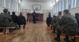 Naczelnik Wydziału Doboru Komendy Wojewódzkiej Policji w Łodzi przedstawia młodzieży klas mundurowych poszczególne etapy rekrutacji do służby w Policji