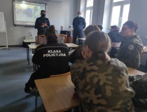 charakterystykę zawodu policjanta prezentuje młodzieży Naczelnik Wydziału Doboru Komendy Wojewódzkiej Policji w Łodzi