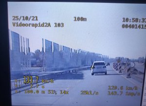 widok z nagrania wideorejestratora, na obrazie widać pojazd jadący remontowanym odcinkiem autostrady A1, na wideorejestratorze widoczna prędkość pojazdu ponad 133 km/h