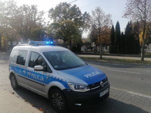 policyjny radiowóz przed bramą piotrkowskiej nekropolii