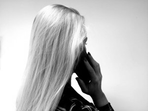 na zdjęciu kobieta rozmawiająca przez telefon komórkowy