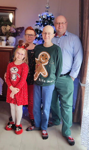 Patryk wraz z rodzicami Grażyną i Mariuszem oraz młodszą siostrą Agatką podczas Świąt 2021
