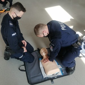 policjanci podczas szkolenia z pierwszej pomocy ćwiczą techniki resuscytacji