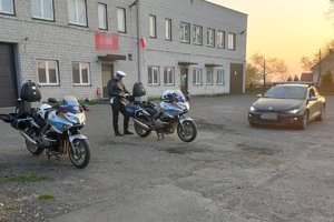 policjant piotrkowskiej drogówki kontroluje kierowcę samochodu