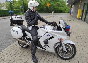 funkcjonariusz ruchu drogowego na policyjnym motocyklu