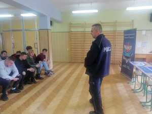 policjant podczas spotkania z młodzieżą na terenie Zespołu Szkół Centrum Kształcenia Ustawicznego w Szydłowie