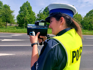policjantka podczas pomiaru prędkości