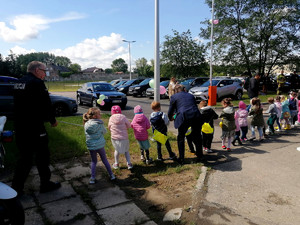 wspólna zabawa policjantów z dziećmi w przeciąganie liny