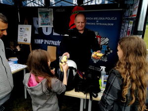 policjant przekazujący nagrody dla dzieci