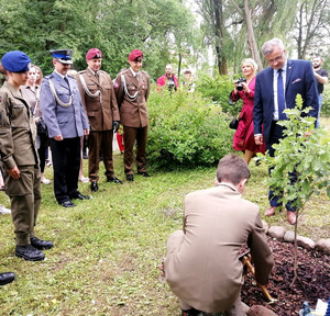 Komendant Rękawiecki , zaproszeni goście, podczas sadzenia dębu na pamiątkę ślubowania pierwszych klas 2022