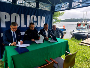 Zastępca Komendanta Miejskiego wraz ze Starostą Powiatu Piotrkowskiego oraz Wicestarostą podczas podpisania porozumienia