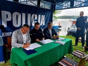 Burmistrz Wolborza wspólnie z Zastępcą Komendanta Miejskiego Policji podczas podpisania porozumienia