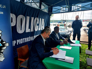 Zastępca Komendanta Miejskiego razem z Burmistrzem Sulejowa podczas podpisania porozumienia