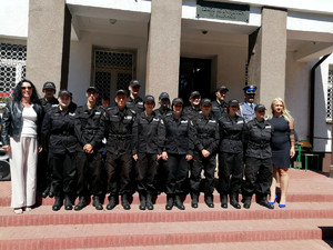 Zdjęcie grupowe  młodzieży klas policyjnych w Bujnach z Komendantem Rękawieckim oraz dyrekcją i wychowawca klasy