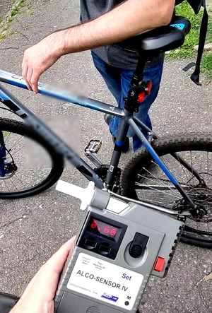 fragment roweru i urządzenie do pomiaru alkoholu w wydychanym powietrzu