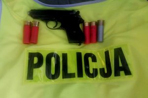 pistolet gazowy i amunicja zabezpieczone przez policjantów
