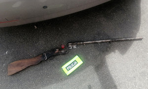 samodziałowa broń palna znaleziona przez policjantów w domu podejrzanego o wyrabianie broni 27-latka