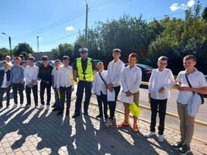 na zdjęciu policjant piotrkowskiej drogówki z uczniami Szkoły Podstawowej nr 13 w Piotrkowie Trybunalskim