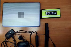 odzyskany przez policjantów skradziony laptop, policyjna opaska