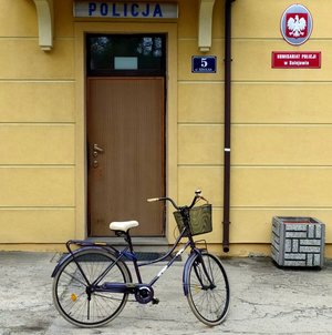 odzyskany przez policjantów rower na tle budynku Komisariatu Policji w Sulejowie.