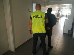 zatrzymany z policjantem na korytarzu