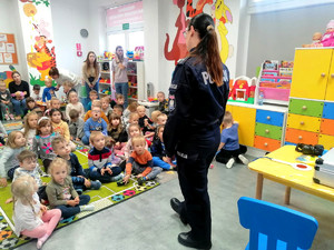 policjantka podczas pogadanki z przedszkolakami