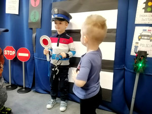dzieci przedszkolne poznają elementy policyjnego umundurowania