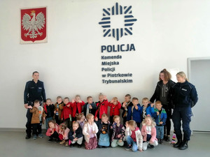 zdjęcie grupowe a na nim przedszkolaki i policjanci w auli piotrkowskiej jednostki Policji