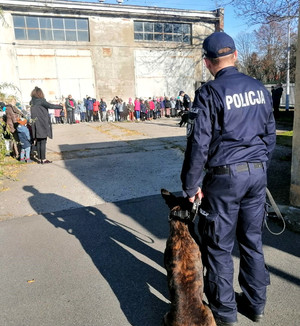 policjant z psem służbowym podczas pogadanki z dziećmi