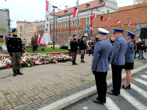 Delegacja Komendy Miejskiej policji w Piotrkowie Trybunalskim przed pomnikiem Grobu Nieznanego Żołnierza. Plac Kościuszki w Piotrkowie Trybunalskim