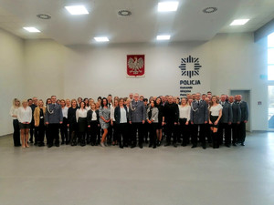 zdjęcie grupowe podczas obchodów Dnia Służby Cywilnej , aula Komendy Miejskiej Policji w Piotrkowie Trybunalskim
