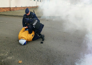 policjant zatrzymuje sprawcę podpalenia budynków na terenie Aresztu Śledczego