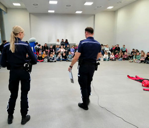 aula piotrkowskiej komendy policji, spotkanie z dziećmi w ramach bezpiecznych ferii